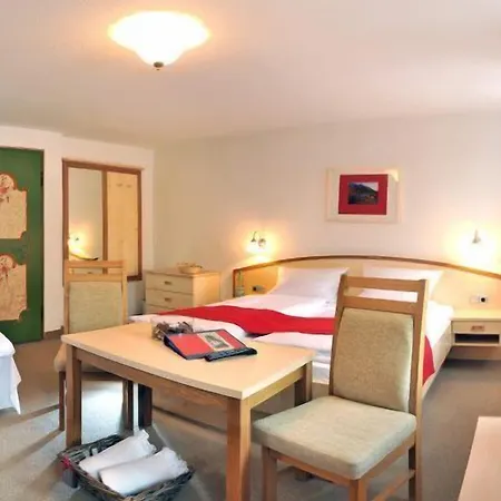 Gaestehaus Enzianhof Garni ゲストハウス 3*